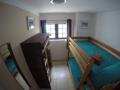 Kleines Schlafzimmer mit Stockbetten